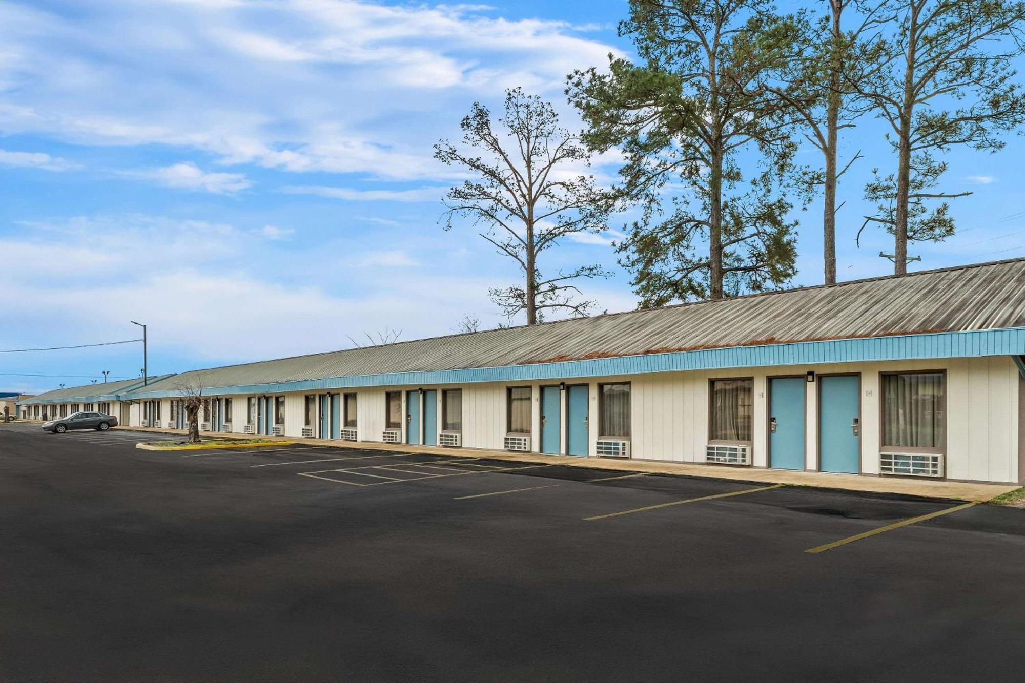 Rodeway Inn & Suites Brookhaven Exterior photo