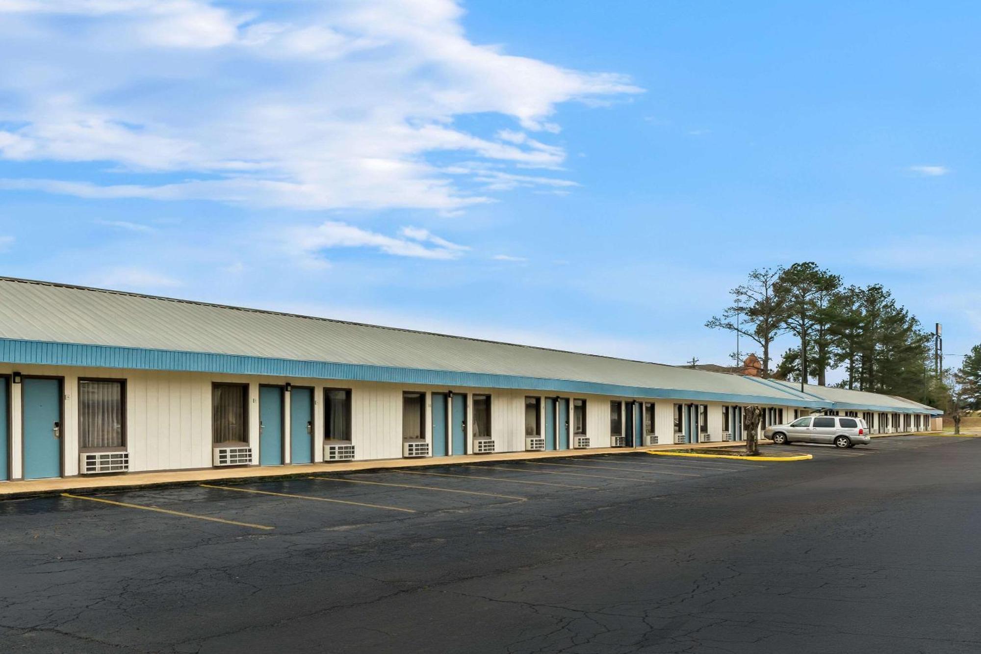 Rodeway Inn & Suites Brookhaven Exterior photo
